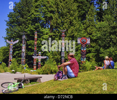 8. Juli 2012 - Vancouver, British Columbia, Kanada - Touristen besuchen die beeindruckende Darstellung von ikonischen Totempfähle aus den traditionellen Ländern von den Küsten-Salish-Menschen in der Nähe der Brockton Point Visitor Center im Stanley Park, Vancouver BC. Der Hain der Totempfähle Feature Schnitzereien von Symbolen, die Legenden oder Ereignisse im Leben der Aborigines des kanadischen Nordens west darstellen. (Kredit-Bild: © Arnold Drapkin/ZUMAPRESS.com) Stockfoto