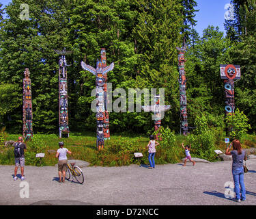 8. Juli 2012 - Vancouver, British Columbia, Kanada - Touristen besuchen die beeindruckende Darstellung von ikonischen Totempfähle aus den traditionellen Ländern von den Küsten-Salish-Menschen in der Nähe der Brockton Point Visitor Center im Stanley Park, Vancouver BC. Der Hain der Totempfähle Feature Schnitzereien von Symbolen, die Legenden oder Ereignisse im Leben der Aborigines des kanadischen Nordens west darstellen. (Kredit-Bild: © Arnold Drapkin/ZUMAPRESS.com) Stockfoto