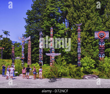 8. Juli 2012 - Vancouver, British Columbia, Kanada - Touristen besuchen die beeindruckende Darstellung von ikonischen Totempfähle aus den traditionellen Ländern von den Küsten-Salish-Menschen in der Nähe der Brockton Point Visitor Center im Stanley Park, Vancouver BC. Der Hain der Totempfähle Feature Schnitzereien von Symbolen, die Legenden oder Ereignisse im Leben der Aborigines des kanadischen Nordens west darstellen. (Kredit-Bild: © Arnold Drapkin/ZUMAPRESS.com) Stockfoto