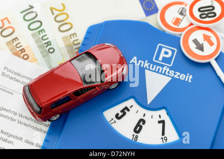 Mini Auto, Ticket und Parkscheibe, höhere Strafen für Falschparker Stockfoto