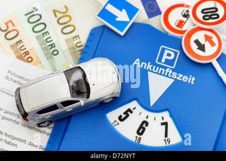 Mini Auto, Ticket und Parkscheibe, höhere Strafen für Falschparker Stockfoto