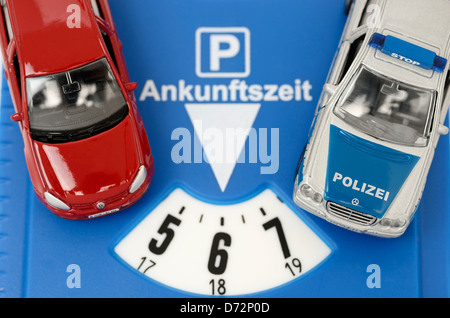 Miniatur-Autos und Parkscheibe, höhere Strafen für Falschparker Stockfoto