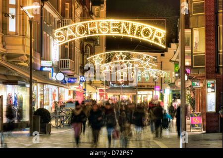 Weihnachtsbeleuchtung in der sächsischen Tor in Mountain Village, Hamburg, Deutschland, Europa Stockfoto