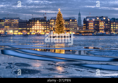 Die Binnenalster mit Weihnachten Tanne und Jungfernstieg in Hamburg, Deutschland, Europa Stockfoto