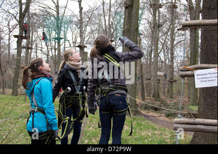 Berlin, Deutschland, Mädchen im Hochseilgarten in der Heide, Jungfrau Stockfoto