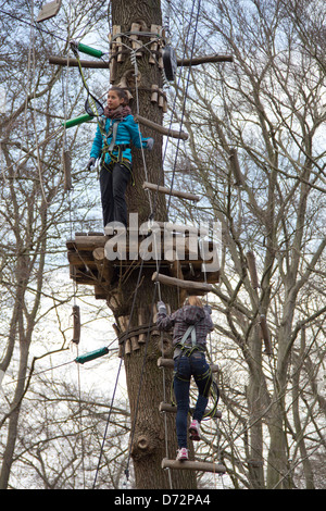 Berlin, Deutschland, Mädchen im Hochseilgarten in der Heide, Jungfrau Stockfoto