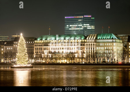 Weihnachten Tanne auf der Binnenalster und Hotel vier Jahreszeiten in Hamburg, Deutschland, Europa Stockfoto