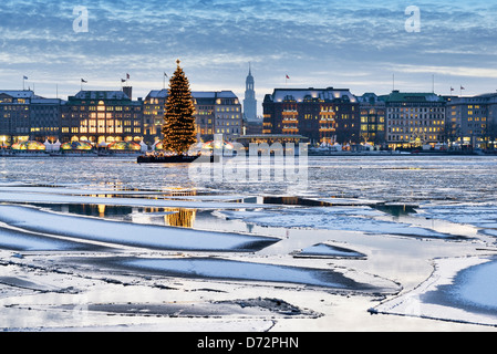 Die Binnenalster mit Weihnachten Tanne, Michel und Jungfernstieg in Hamburg, Deutschland, Europa Stockfoto