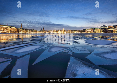 Die Binnenalster mit Weihnachten Tanne und Jungfernstieg in Hamburg, Deutschland, Europa Stockfoto