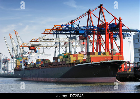 Containerschiff in den Eurogate Container terminal in Hamburg, Deutschland, Europa Stockfoto