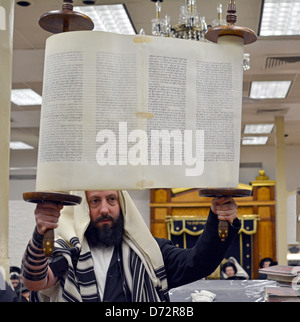 Donnerstagmorgen Dienstleistungen. Die Thora gehoben vor geschlossen und an der Heiligen Arche zurückgegeben Stockfoto