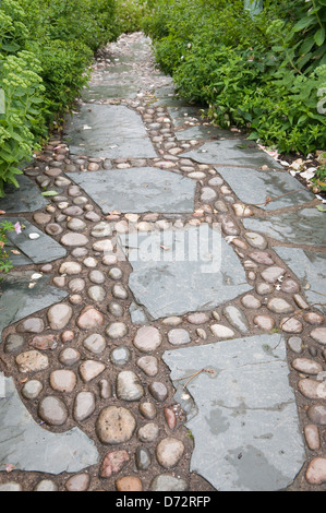 Leere steinerne Gasse im englischen Garten Stockfoto