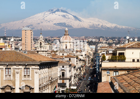 Catania, der zentralen "Via Etnea" Straße mit Schnee bedeckt Vulkan Ätna, Sizilien, Italien Stockfoto