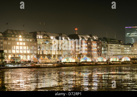 Märchen-Schiffe auf der Binnenalster und Jungfernstieg mit Weihnachtsmarkt in Hamburg, Deutschland, Europa Stockfoto