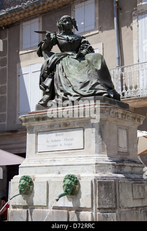 Grignan, Frankreich, ein Wasserspeier mit dem Denkmal der Marquise de Sevigne Stockfoto