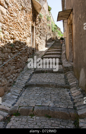 Grignan, Frankreich, eine steile Treppe-Gasse in der Altstadt Stockfoto