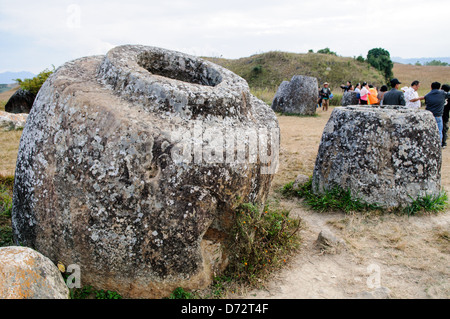 Eine Gruppe von Touristen unter dem Stein Gläser auf Seite 1 von Plain of Jars in Nord-Zentral-Laos. Viel ist über das Alter und Zweck der Tausenden von Stein Gläser Cluster in der Region unbekannt. Die meisten Berichte stammen sie mindestens ein paar tausend Jahren und Theorien sind vorgebracht worden, dass sie in Bestattungsrituale verwendet wurden. Stockfoto