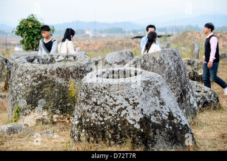 Besucher unter den Stein Gläser auf Seite 1 von Plain of Jars in Nord-Zentral-Laos. Viel ist über das Alter und Zweck der Tausenden von Stein Gläser Cluster in der Region unbekannt. Die meisten Berichte stammen sie mindestens ein paar tausend Jahren und Theorien sind vorgebracht worden, dass sie in Bestattungsrituale verwendet wurden. Stockfoto