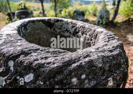 PROVINZ XIENG KHOUANG, Laos — die Spitze eines Steinkessels an Standort 3 der Ebene der Krüge in Nord-Zentral-Laos. Über das Alter und den Zweck der Tausenden von Steinkrügen in der Region ist noch viel unbekannt. Die meisten Berichte datieren sie auf mindestens ein paar tausend Jahre, und es wurden Theorien aufgestellt, dass sie für Begräbnisrituale verwendet wurden. Stockfoto