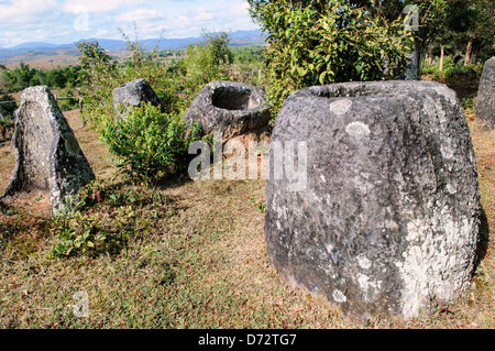 PROVINZ XIENG KHOUANG, Laos — Steinkrüge an Standort 3 der Ebene der Krüge in Nord-Zentral-Laos. Über das Alter und den Zweck der Tausenden von Steinkrügen in der Region ist noch viel unbekannt. Die meisten Berichte datieren sie auf mindestens ein paar tausend Jahre, und es wurden Theorien aufgestellt, dass sie für Begräbnisrituale verwendet wurden. Stockfoto