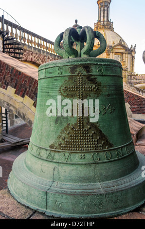 Alte Bronze Glocke auf dem Dach der Kathedrale in Mexiko-Stadt Stockfoto