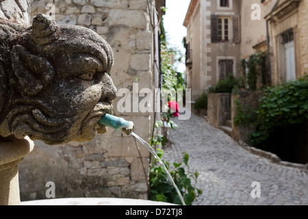 Segur √ © t, Frankreich, ein Wasserspeier am Brunnen im Dorf Fontaine des Mascarons Stockfoto