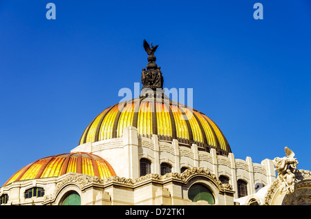 Die Orangen und gelben Kuppel der Palacio de Las Bellas Artes in Mexiko-Stadt Stockfoto