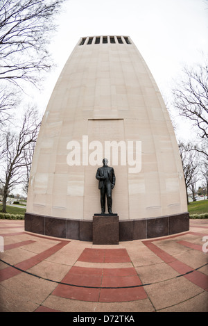 WASHINGTON DC, USA - Die Robert A. Taft Memorial und Glockenspiel ist der ehemalige US-Senator gewidmet und Sohn des Präsidenten William Howard Taft. Es wurde vom Architekten Douglas W. Orr konzipiert und besteht aus einer bronzenen Statue des Senators gegen einen 100 Meter hohen Turm, der das Glockenspiel. Es ist nur einen Block entfernt von der U.S. Capitol auf der Constitution Avenue in Washington DC entfernt. Stockfoto