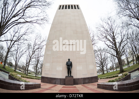 WASHINGTON DC, USA - Die Robert A. Taft Memorial und Glockenspiel ist der ehemalige US-Senator gewidmet und Sohn des Präsidenten William Howard Taft. Es wurde vom Architekten Douglas W. Orr konzipiert und besteht aus einer bronzenen Statue des Senators gegen einen 100 Meter hohen Turm, der das Glockenspiel. Es ist nur einen Block entfernt von der U.S. Capitol auf der Constitution Avenue in Washington DC entfernt. Stockfoto