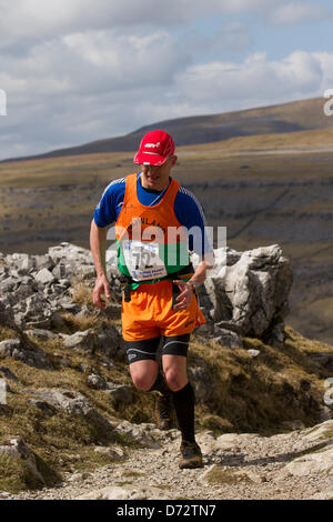 Yorkshire drei Zinnen Herausforderung Samstag, 27. April 2013. 59. jährlichen 3 Gipfel Rennen mit 1000 fiel Läufer die Spielfelder, Horton in Ribblesdale, Nr, Settle, Großbritannien ab.  Pen-y-Gent ist, dass der erste Gipfel sein dann auffuhr Whernside und schließlich den Gipfel des Ingleborough. Das Rennen, die zeitlich mit dem System SPORTident elektronische Stanzen. Stockfoto