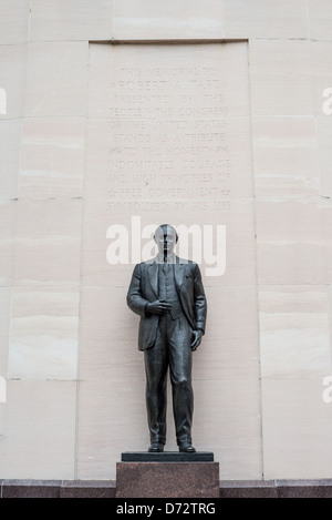 WASHINGTON DC, USA - Die Robert A. Taft Memorial und Glockenspiel ist der ehemalige US-Senator gewidmet und Sohn des Präsidenten William Howard Taft. Es wurde vom Architekten Douglas W. Orr konzipiert und besteht aus einer bronzenen Statue des Senators gegen einen 100 Meter hohen Turm, der das Glockenspiel. Es ist nur einen Block entfernt von der U.S. Capitol auf der Constitution Avenue in Washington DC entfernt. Stockfoto