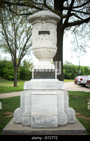 Cuban Friendship Urn East Potomac Park Washington DC // WASHINGTON DC – die Cuban Friendship Urn befindet sich auf einem Sockel aus Stein im East Potomac Park. Dieses Denkmal wurde 1928 von Kuba an die Vereinigten Staaten übergeben und erinnert an die amerikanischen Seeleute, die 1898 an Bord der USS Maine starben. Die aus Stein gemeißelte Urne und ihre Basis bilden eine komplette monumentale Struktur, die der kubanisch-amerikanischen Freundschaft gewidmet ist. Stockfoto