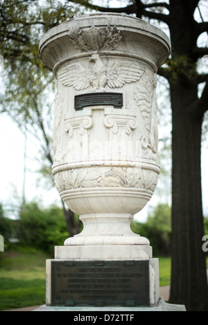 Cuban Friendship Urn East Potomac Park Washington DC // WASHINGTON DC – die Cuban Friendship Urn steht im East Potomac Park, ein Gedenkgeschenk aus Kuba zum Gedenken an die USS Maine. Die Urne aus Stein, die Präsident Calvin Coolidge 1928 überreicht hatte, ehrt amerikanische Seeleute, die 1898 bei der Versenkung der USS Maine im Hafen von Havanna starben. Die Urne repräsentiert die diplomatischen Beziehungen zwischen Kuba und den Vereinigten Staaten des frühen 20. Jahrhunderts. Stockfoto