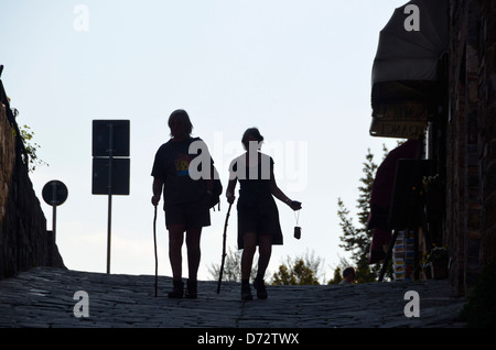 Paar Schritte in Montalcino, Italien hinunter. Stockfoto