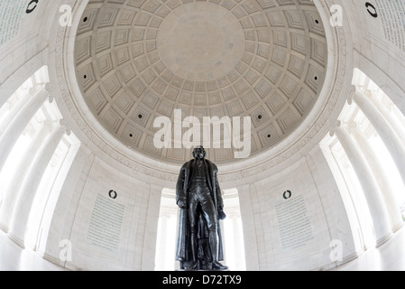 WASHINGTON DC, USA - ein Wide-angle Shot bis auf die Statue von Thomas Jefferson und die runde Decke an der Jefferson Memorial, am Ufer der Tidal Basin in Washington DC. Stockfoto