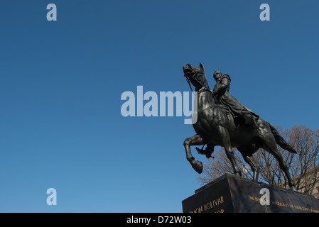 WASHINGTON DC, USA – die Statue des Pferdes Simon Bolivar steht vor dem Innenministerium im Foggy Bottom. Das von dem Bildhauer Felix de Weldon errichtete und 1955 installierte Denkmal war ein Geschenk der venezolanischen Regierung. Die rechte Vorderansicht zeigt den venezolanischen Befreiungsführer auf dem Pferd. Stockfoto