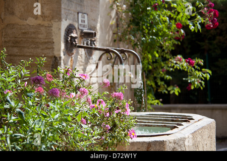 Ein Brunnen am Ch √ ¢ Teau Le Barroux Burg Barroux, Frank- Stockfoto