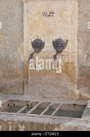 Ein Brunnen am Ch √ ¢ Teau Le Barroux Burg Barroux, Frank- Stockfoto