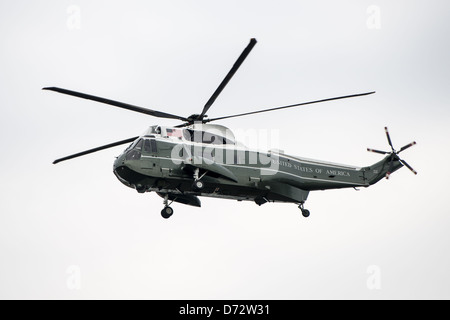 WASHINGTON DC, USA – Ein Sikorsky SH-3 Sea King Hubschrauber, Teil der HMX-1 'Nighthawks' Geschwader, fliegt über Washington DC gegen einen bedeckten Himmel. Dieses Flugzeug, das den Präsidenten der Vereinigten Staaten trägt, wird als Marine One bezeichnet und dient als wichtiger Bestandteil des Verkehrs und der Sicherheit des Präsidenten. Stockfoto