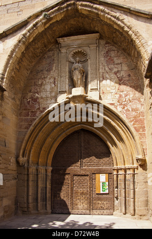 Caromb, Frankreich, der Eingang zum St. Maurice Church in der Altstadt Stockfoto