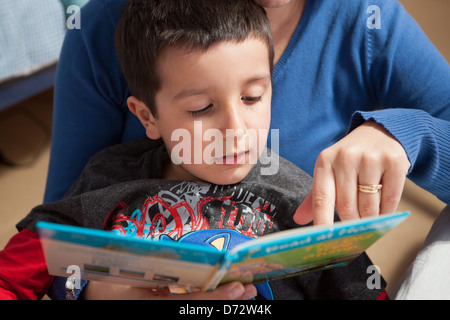 Mutter lehrt Kind zu lesen Stockfoto