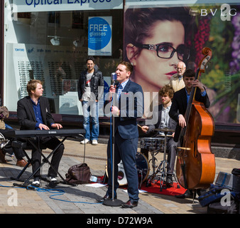 Live-Gruppe als Straßenmusikant Käufer an einem Samstagmorgen, Briggate, Leeds, West Yorkshire, Großbritannien Stockfoto