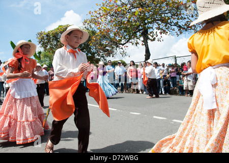 Kinder tanzen Unabhängigkeitstag Ciudad Colon Costa Rica Stockfoto