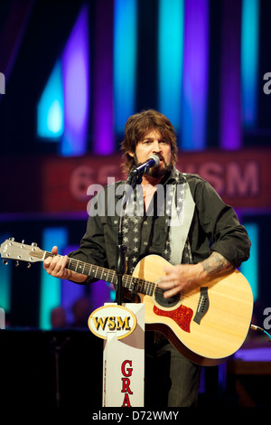 Cyrus führt in der Grand Ole Opry, Nashville, Tennessee USA Stockfoto