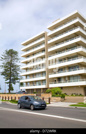 Mehrfamilienhäuser durch die Dee warum Strand in Sydney die nördlichen Strände Stockfoto