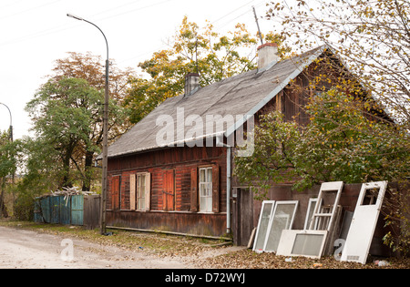 altes Holzhaus mit Teer auf Dach Stockfoto