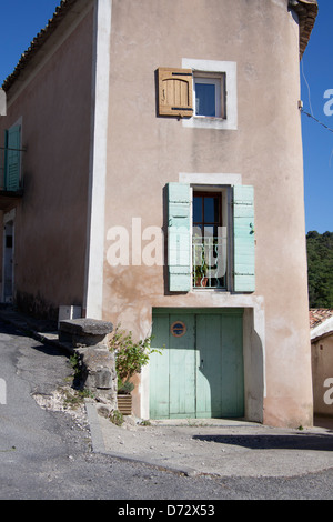 Bonnieux, Frankreich, einem schmalen Eckgebäude in der Altstadt Stockfoto
