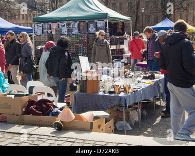 Stall mit abwechslungsreichen Ware, Verkäufer und Käufer auf einem Flohmarkt in Grunerlokka Oslo Norwegen Stockfoto