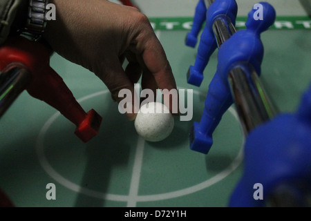 Lass uns spielen Tabelle Fußball Calcio Balilla. Sehen Sie sich die Finger. Stockfoto