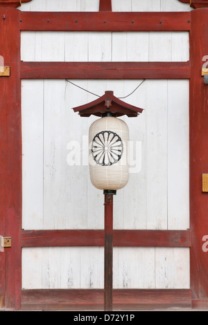 Laterne im Todaiji Tempel, größte hölzerne Tempel in der Welt, Nara, Japan Stockfoto